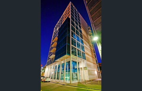 Light And Spacious, Stunning Views Of Adelaide - Accommodation Yamba 12