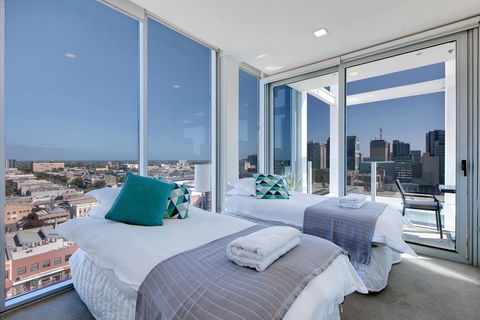 Light And Spacious, Stunning Views Of Adelaide - Accommodation Yamba 6