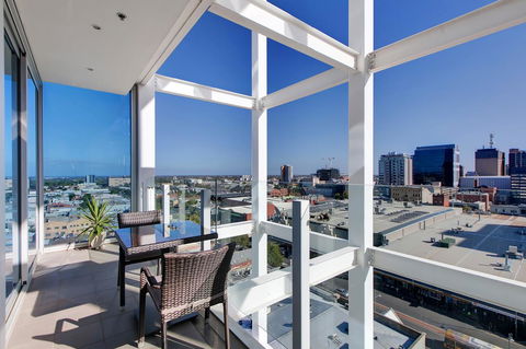 Light And Spacious, Stunning Views Of Adelaide - Accommodation Yamba 1