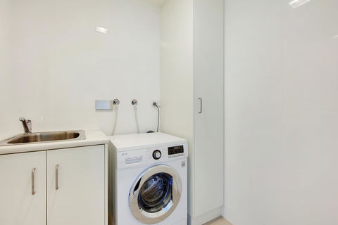 Light And Spacious, Stunning Views Of Adelaide - Accommodation Yamba 10