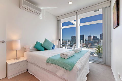Light And Spacious, Stunning Views Of Adelaide - Accommodation Yamba 5