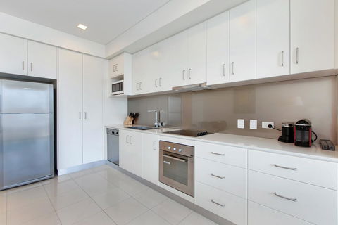 Light And Spacious, Stunning Views Of Adelaide - Accommodation Yamba 4