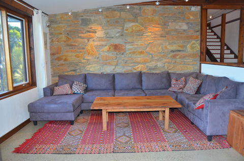 Of Stone & Wood Guesthouse - Accommodation Yamba 9