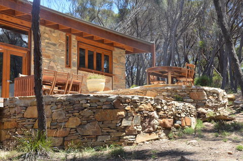 Of Stone & Wood Guesthouse - Accommodation Yamba 22