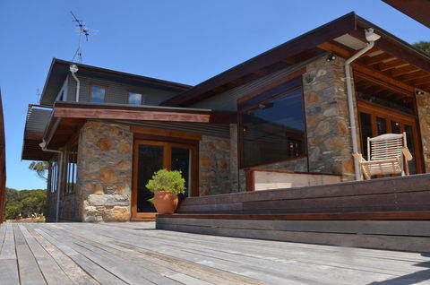 Of Stone & Wood Guesthouse - Accommodation Yamba 1