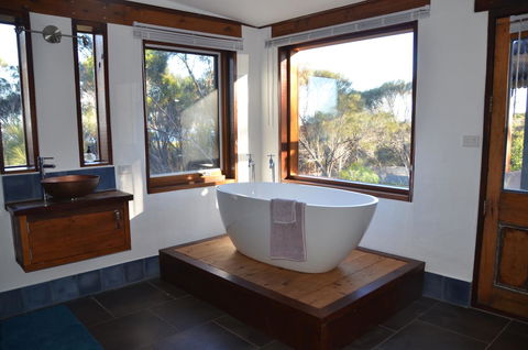 Of Stone & Wood Guesthouse - Accommodation Yamba 14