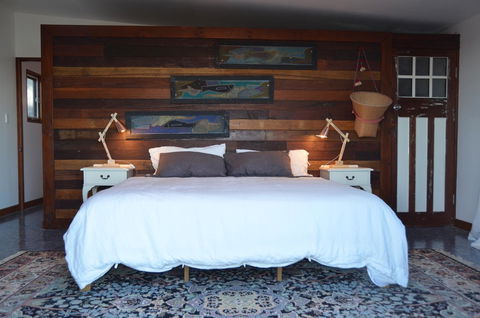 Of Stone & Wood Guesthouse - Accommodation Yamba 11