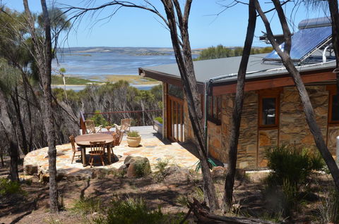 Of Stone & Wood Guesthouse - Accommodation Yamba 25