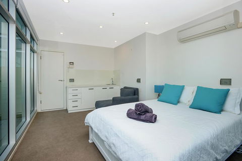 Glenelg Skyline Penthouse - Accommodation Yamba 12