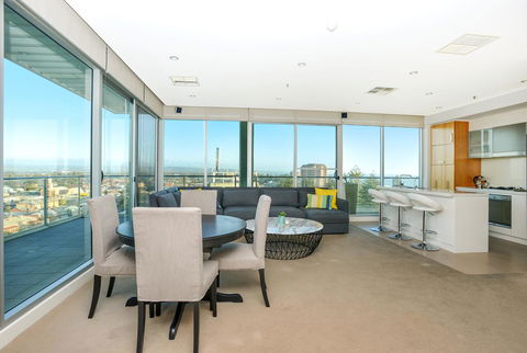 Glenelg Skyline Penthouse - Accommodation Yamba 7
