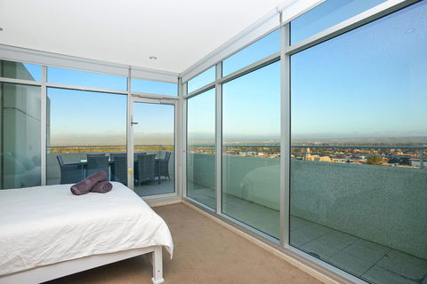Glenelg Skyline Penthouse - Accommodation Yamba 13
