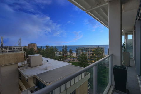 Glenelg Skyline Penthouse - Accommodation Yamba 5