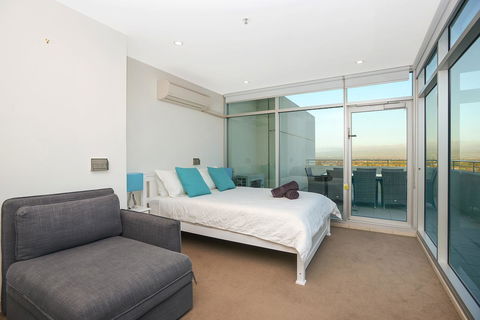 Glenelg Skyline Penthouse - Accommodation Yamba 36