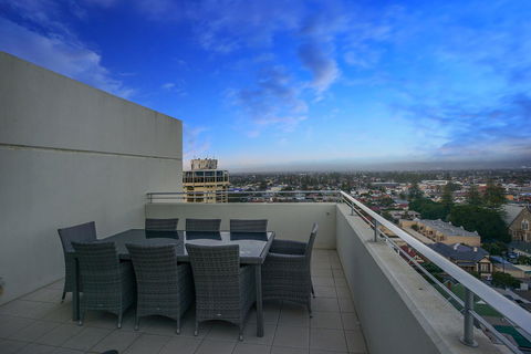Glenelg Skyline Penthouse - Accommodation Yamba 11
