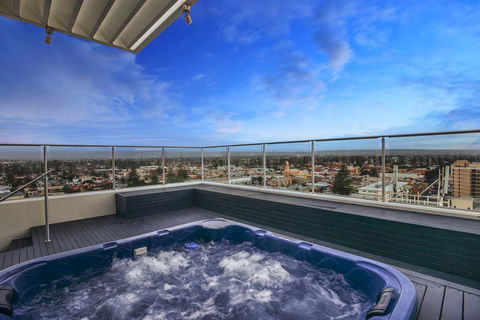 Glenelg Skyline Penthouse - Accommodation Yamba 0