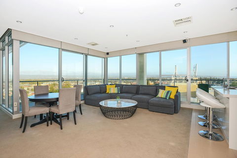 Glenelg Skyline Penthouse - Accommodation Yamba 8