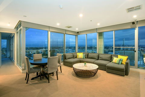 Glenelg Skyline Penthouse - Accommodation Yamba 4