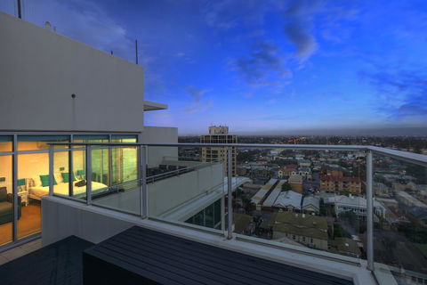Glenelg Skyline Penthouse - Accommodation Yamba 10
