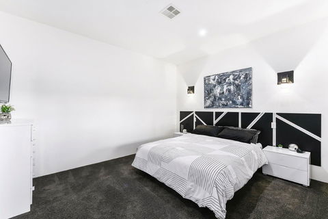 KENNEDY EXECUTIVE TOWNHOUSE - Accommodation Yamba 2