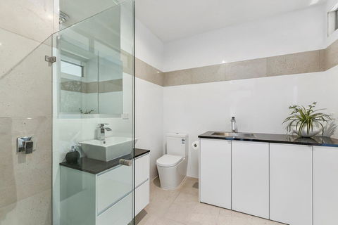KENNEDY EXECUTIVE TOWNHOUSE - Accommodation Yamba 5