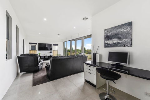 KENNEDY EXECUTIVE TOWNHOUSE - Accommodation Yamba 16