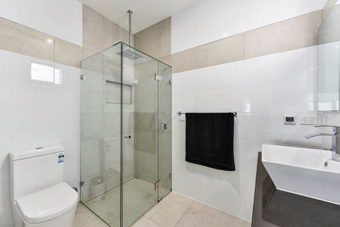 KENNEDY EXECUTIVE TOWNHOUSE - Accommodation Yamba 7