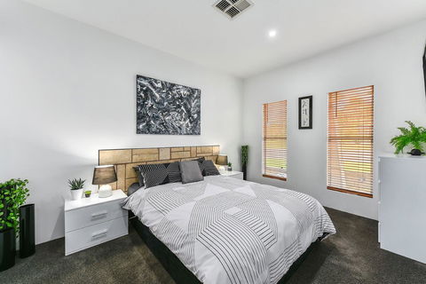 KENNEDY EXECUTIVE TOWNHOUSE - Accommodation Yamba 4