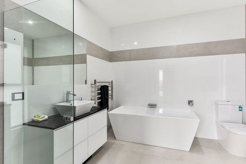 KENNEDY EXECUTIVE TOWNHOUSE - Accommodation Yamba 1