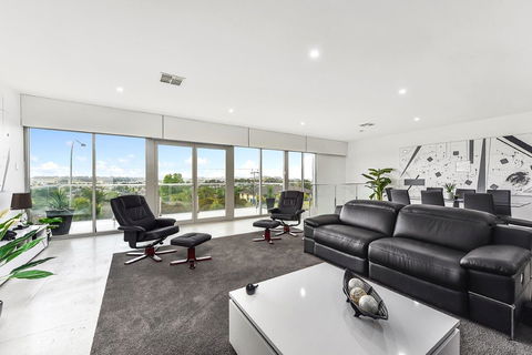KENNEDY EXECUTIVE TOWNHOUSE - Accommodation Yamba 13