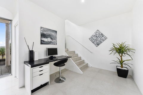 KENNEDY EXECUTIVE TOWNHOUSE - Accommodation Yamba 8