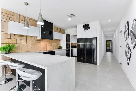KENNEDY EXECUTIVE TOWNHOUSE - Accommodation Yamba 6