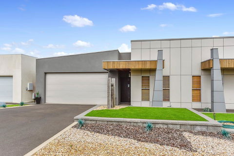 KENNEDY EXECUTIVE TOWNHOUSE - Accommodation Yamba 9
