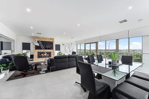 KENNEDY EXECUTIVE TOWNHOUSE - Accommodation Yamba 3