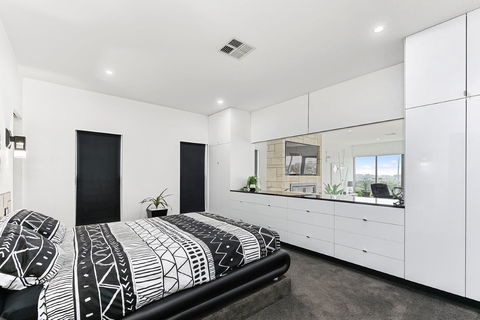 KENNEDY EXECUTIVE TOWNHOUSE - Accommodation Yamba 11