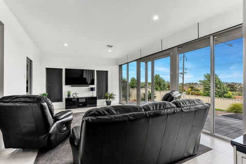 KENNEDY EXECUTIVE TOWNHOUSE - Accommodation Yamba 14