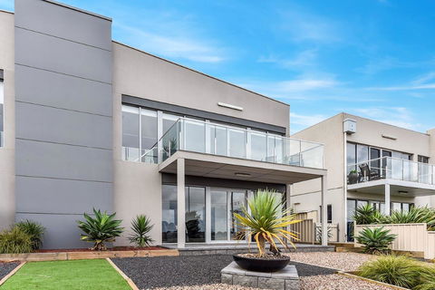KENNEDY EXECUTIVE TOWNHOUSE - Accommodation Yamba 17