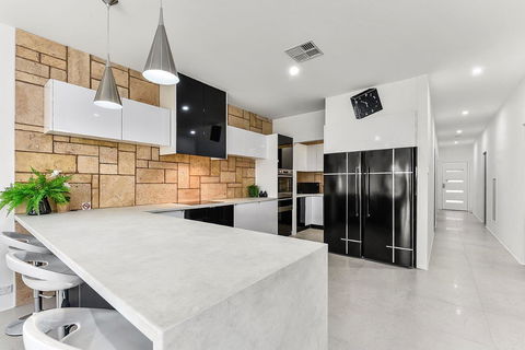 KENNEDY EXECUTIVE TOWNHOUSE - Accommodation Yamba 12