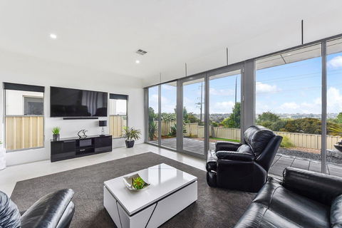 KENNEDY EXECUTIVE TOWNHOUSE - Accommodation Yamba 18