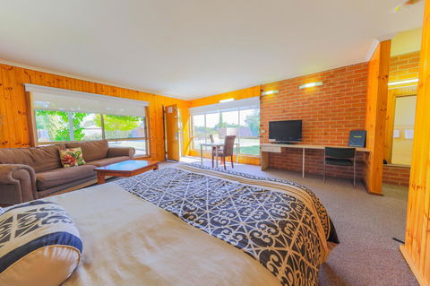 Country Roads Motor Inn Naracoorte - Accommodation Yamba 0