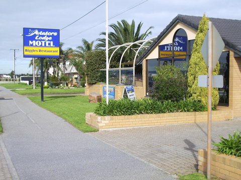 Aviators Lodge - Accommodation Yamba 0
