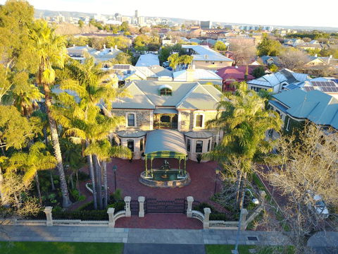 Grand Bluestone Mansion - Accommodation Yamba 1
