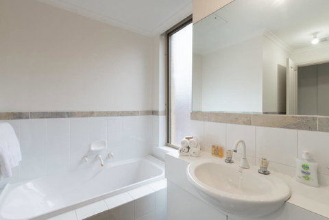 One Bedroom In Adelaideâ€™s East End FREE WIFI*Netflix*Parking - Accommodation Yamba 11