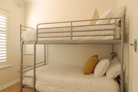 Henley Beach South, Amazing Views, Huge Private Balcony! - Accommodation Yamba 8