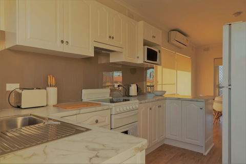 Henley Beach South, Amazing Views, Huge Private Balcony! - Accommodation Yamba 16