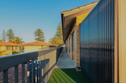Henley Beach South, Amazing Views, Huge Private Balcony! - Accommodation Yamba 19