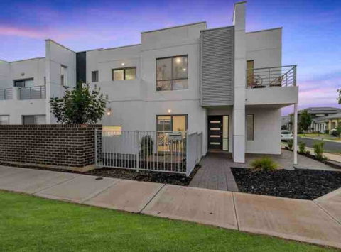 MODERN SPACIOUS 3 BR HOME - NEAR BEACH & AIRPORT - Accommodation Yamba 0