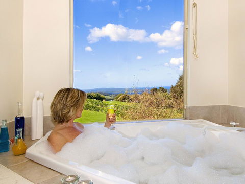 Chimes Spa Retreat - Accommodation Yamba 35