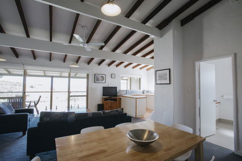 Canal Rocks Beachfront Apartments - Accommodation Yamba 16