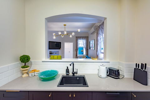 Heritage Townhouse Near Harbour Bridge - Accommodation Yamba 13