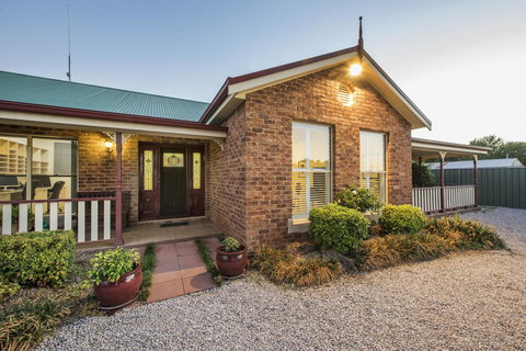 Colonial Court Villas - Accommodation Yamba 1